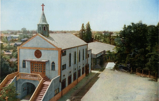 カトリック三軒茶屋教会聖堂とその後方に建つ木造平屋建て園舎（昭和31年）